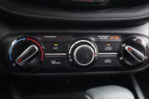 Snow White Pearl 2023 Kia Soul LX