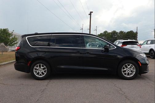 Diamond Black Crystal Pearlcoat 2024 Chrysler Pacifica Touring L