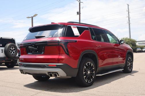 Radiant Red Tintcoat 2026 Chevrolet Traverse LT