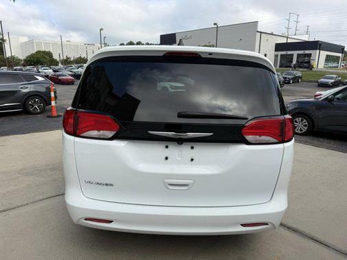 2022 Chrysler Voyager LX