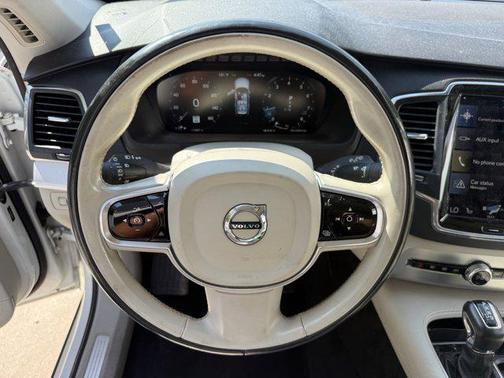 2017 Volvo XC90 T6 Momentum