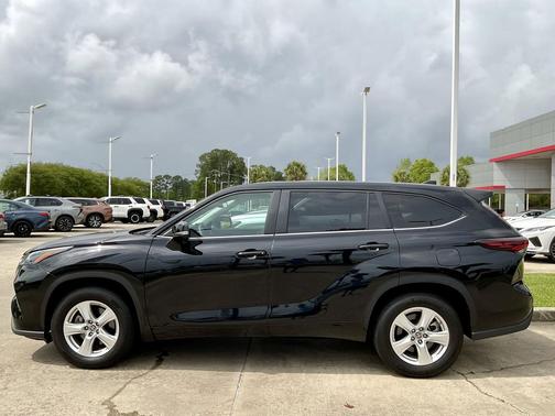 Midnight Black Metallic 2025 Toyota Highlander LE