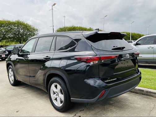 Midnight Black Metallic 2025 Toyota Highlander LE