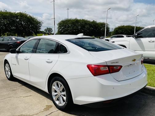 Summit White 2024 Chevrolet Malibu FWD 1LT