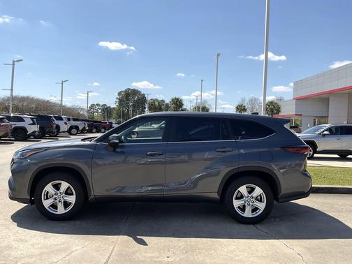 Magnetic Gray Metallic 2025 Toyota Highlander LE