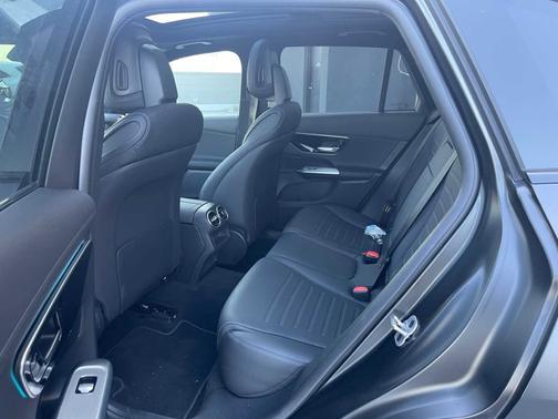 2025 Mercedes-Benz GLC 300 