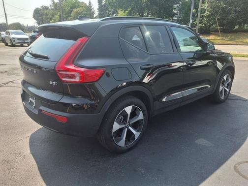 2025 Volvo XC40 B5 Plus Dark Theme