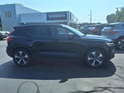 2025 Volvo XC40 B5 Plus Dark Theme