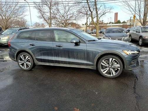 2024 Volvo V60 Cross Country Plus