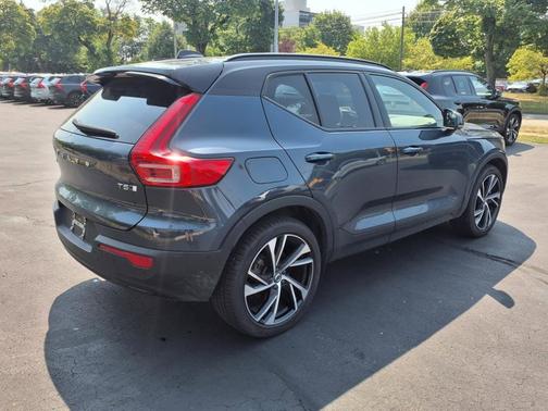2022 Volvo XC40 T5 AWD R-Design