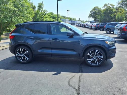 2022 Volvo XC40 T5 AWD R-Design