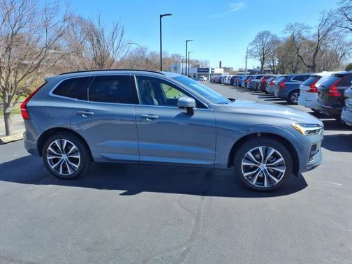 2022 Volvo XC60 B5 AWD Momentum