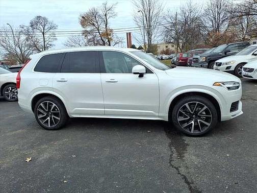 2022 Volvo XC90 T6 AWD Momentum 7 Seater