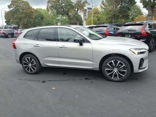 2025 Volvo XC60 B5 Plus