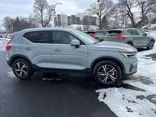 2025 Volvo XC40 Core