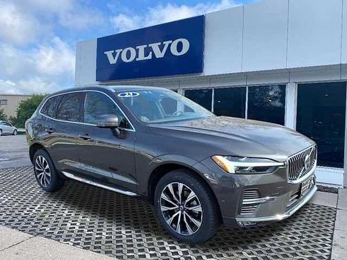 Platinum Grey 2023 Volvo XC60 Plus