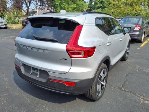 2024 Volvo XC40 B5 Plus Dark