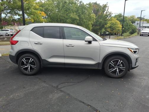 2025 Volvo XC40 B5 Core Bright Theme