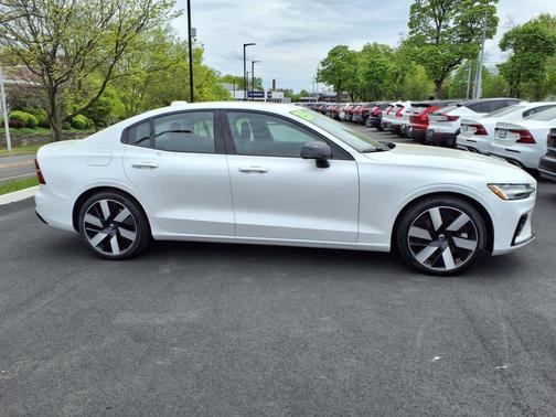 2025 Volvo S60 Plug-In Hybrid T8 Plus