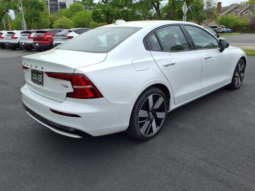 2025 Volvo S60 Plug-In Hybrid T8 Plus