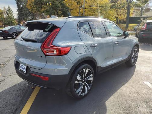 2025 Volvo XC40 B5 Plus Dark Theme