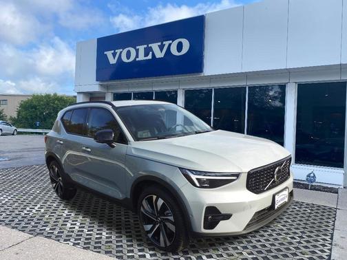 2025 Volvo XC40 B5 Plus Dark Theme