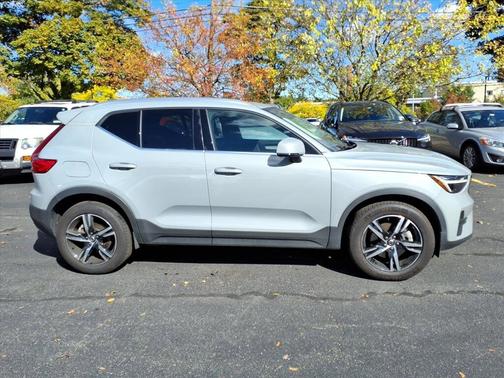 2025 Volvo XC40 B5 Core Bright Theme