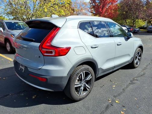 2025 Volvo XC40 B5 Core Bright Theme