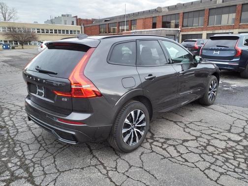 2025 Volvo XC60 B5 Plus