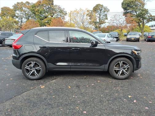 2025 Volvo XC40 B5 Core Bright Theme