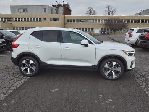 2025 Volvo XC40 B5 Core Bright Theme