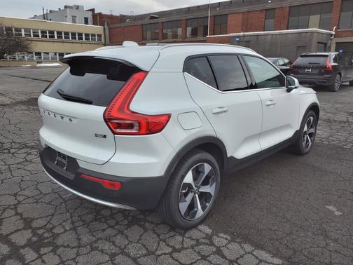 2025 Volvo XC40 B5 Core Bright Theme