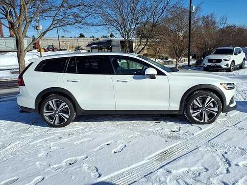 2025 Volvo V60 Cross Country Plus