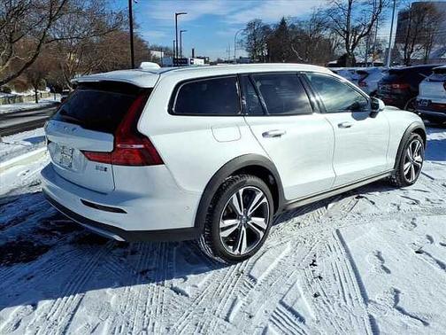 2025 Volvo V60 Cross Country Plus