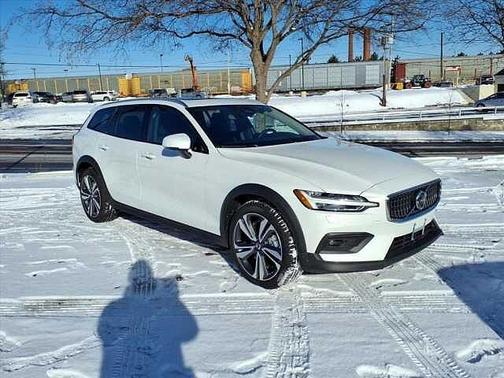 2025 Volvo V60 Cross Country Plus