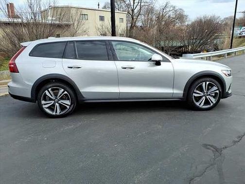 2025 Volvo V60 Cross Country Plus