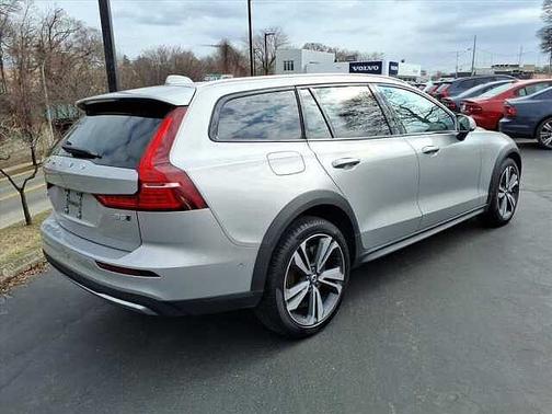 2025 Volvo V60 Cross Country Plus