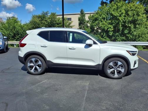 2025 Volvo XC40 B5 Core Bright Theme