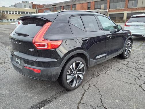 2025 Volvo XC40 B5 Plus Dark Theme