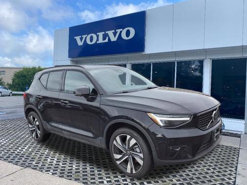 2025 Volvo XC40 B5 Plus Dark Theme