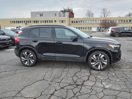 2025 Volvo XC40 B5 Plus Dark Theme