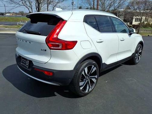 Crystal White 2023 Volvo XC40 Plus