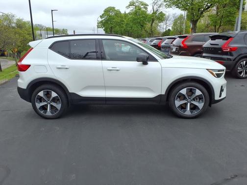 2023 Volvo XC40 B5 AWD Plus Dark