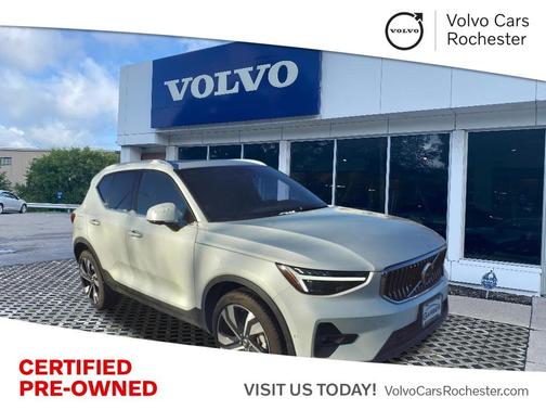 2025 Volvo XC40 B5 Plus Bright Theme