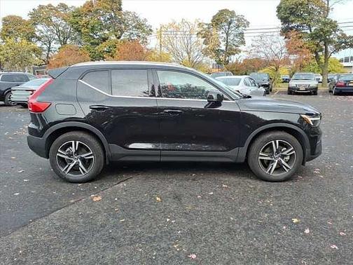 2025 Volvo XC40 Core