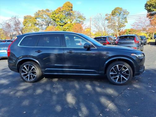 2022 Volvo XC90 T6 AWD Momentum 6 Seater