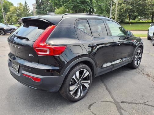 2025 Volvo XC40 B5 Ultra Dark Theme