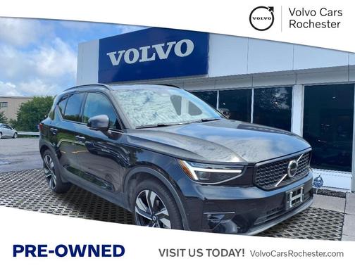 2025 Volvo XC40 B5 Ultra Dark Theme