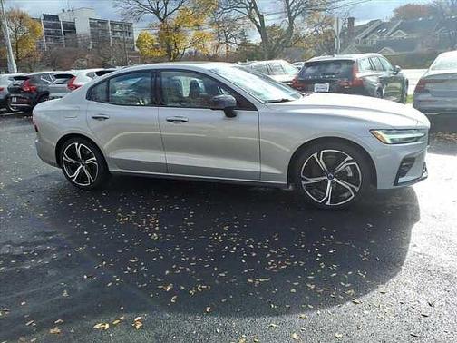 2024 Volvo S60 B5 Ultimate Dark