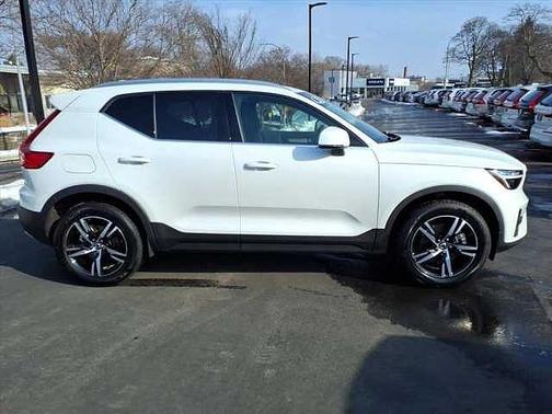 2025 Volvo XC40 Core